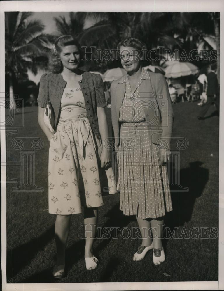 1941 Press Photo Nassau Bahamas Mrs Frederick Tanner & daughter Jane - Historic Images