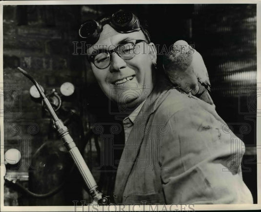1961 Press Photo Motor Engineer E. Scobie of Edinburgh, Scotland & pet Joey - Historic Images