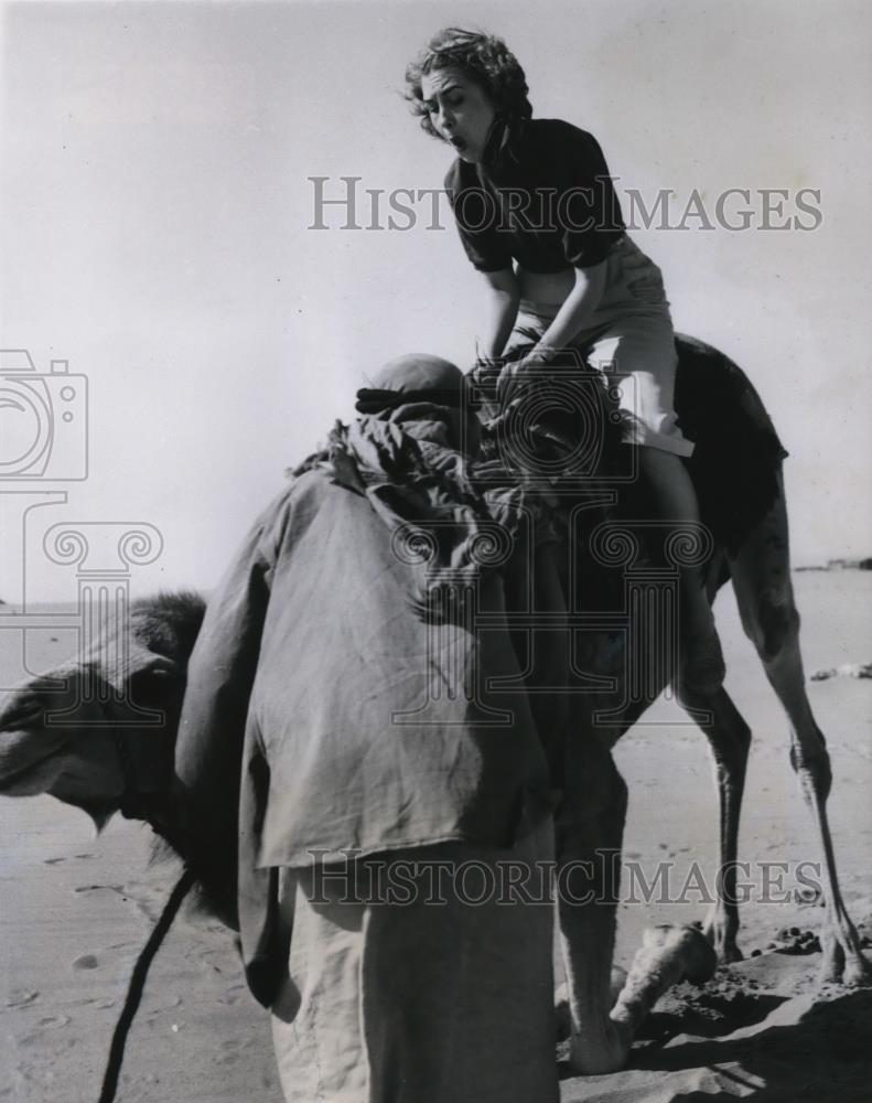 1951 Press Photo Violet Light during her first camel ride as the camel stands up - Historic Images