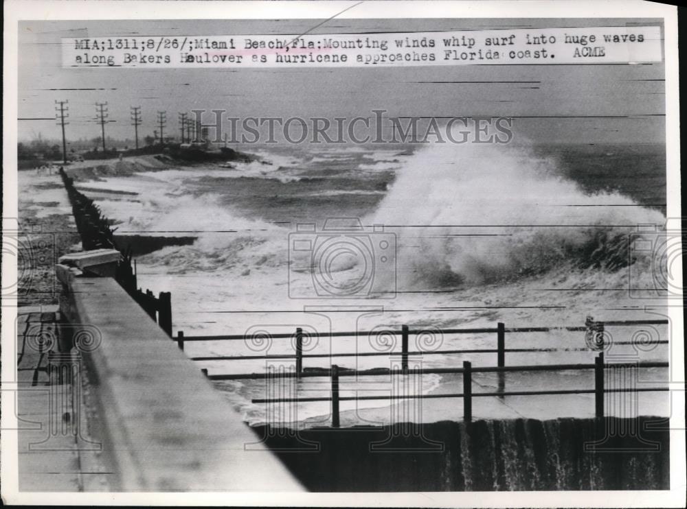 1949 Press Photo Huge waves in Miami Beach as hurricane approaches - Historic Images
