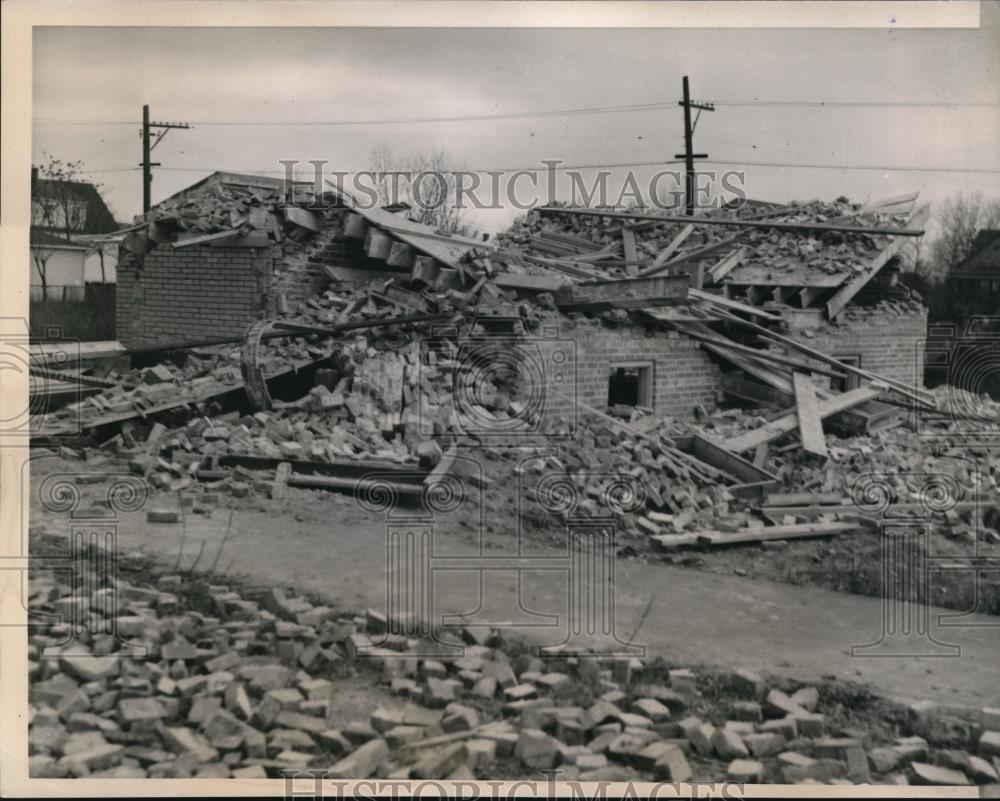 1940 Press Photo Chicago a residence under construction in Chicago is left in a - Historic Images