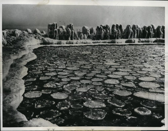 1961 Press Photo Circles of snow covered ice formed by waves-Chicago - Historic Images