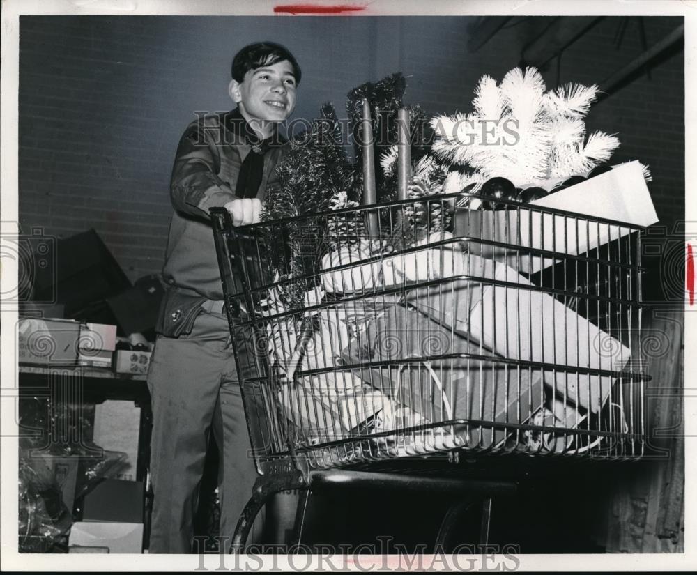 1968 Press Photo Boy Scout Eric Summers Moves Christmas Decorations - Historic Images