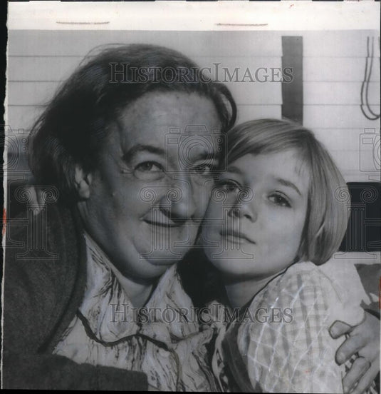 Undated Press Photo Jay Cline hugs her daughter after she was held for five hours - Historic Images