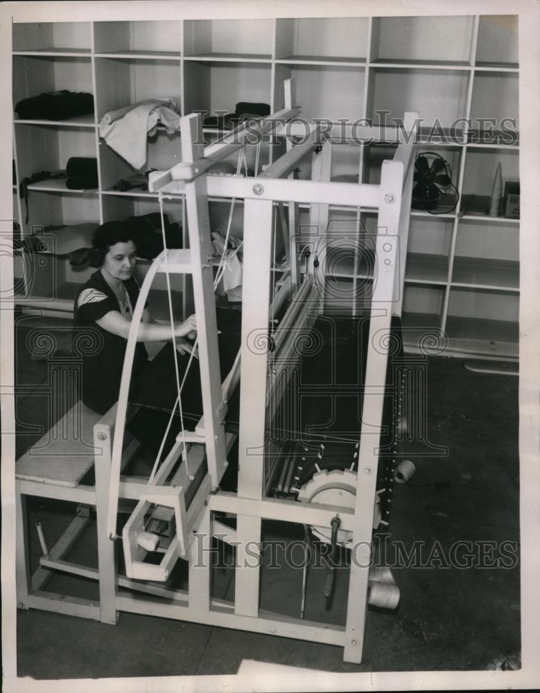 1938 Press Photo A woman worker weaving a run on one of the looms - Historic Images