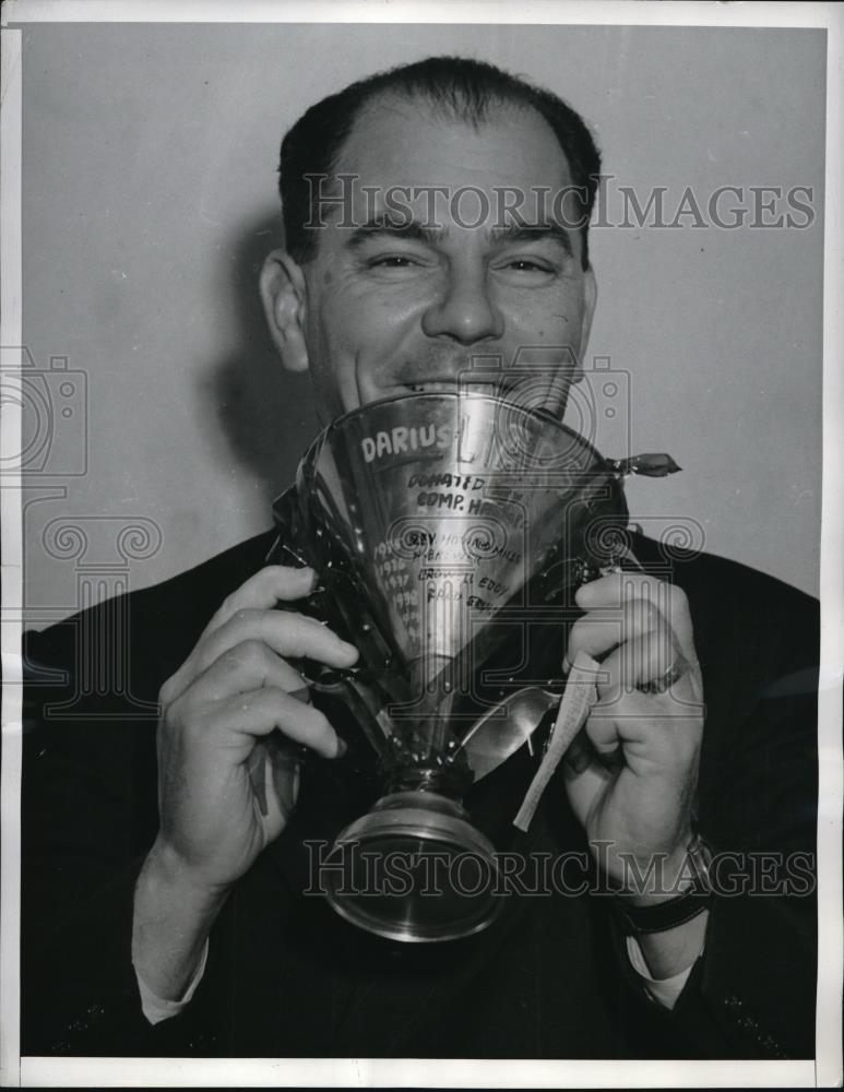 1939 Press Photo Cedric Durst With Trophy After Winning Liars&#39; Contest - Historic Images