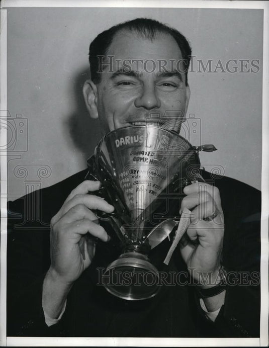 1939 Press Photo Cedric Durst With Trophy After Winning Liars' Contest - Historic Images