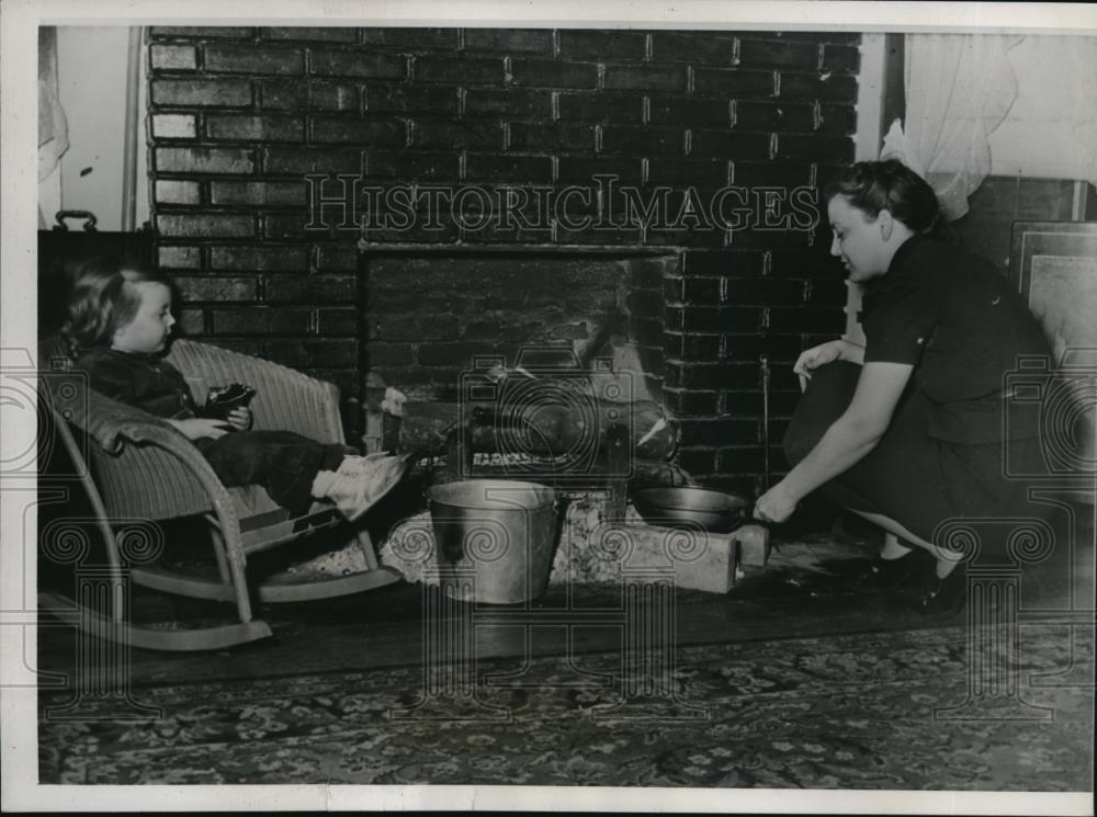 1939 Press Photo Mrs. Culpt prepared breakfast in the living room fireplace - Historic Images