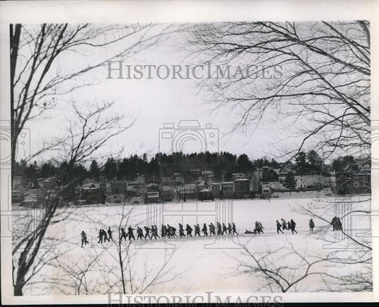 1945 Press Photo Returning with Log to Brightern Christmas Eve - Historic Images