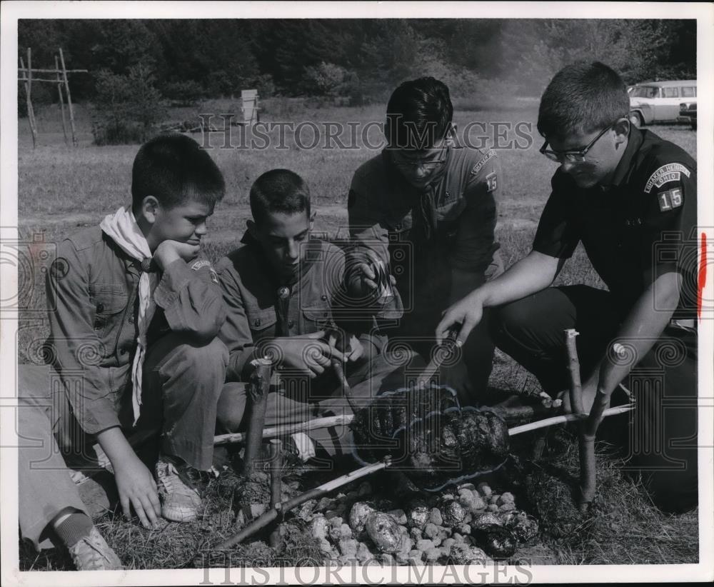 1962 Press Photo Boy Scouts Cooking Over Fire - Historic Images