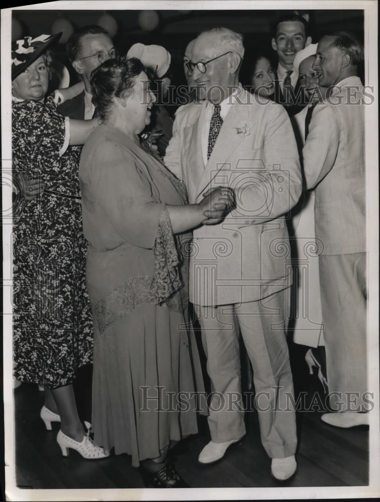 1937 Press Photo Mr. and Mrs D. Schwartz of 150 Riverside drive, as they dance - Historic Images