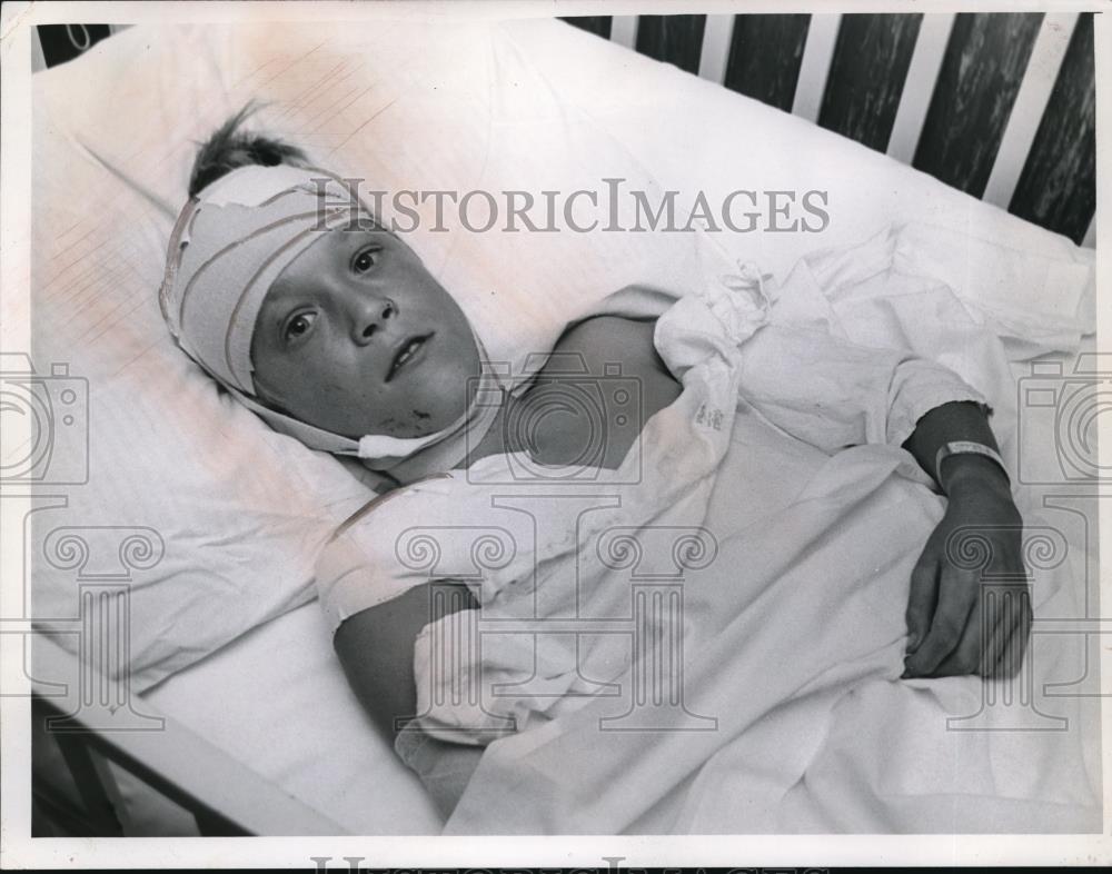 1966 Press Photo Steve Franklin in the hospital - Historic Images