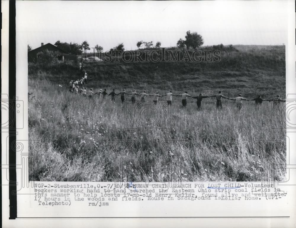 1958 Press Photo Human Chain Search - Historic Images