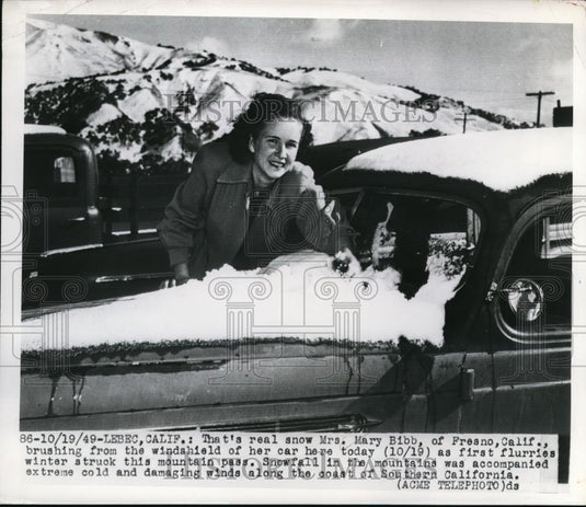 1949 Press Photo Mrs. Mary Bibb Wipes Off Snow From The Hood Of Her Car - Historic Images