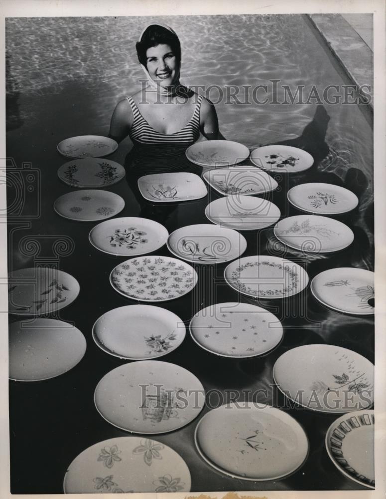 1960 Press Photo Flying saucers give way to floating plates - Historic Images