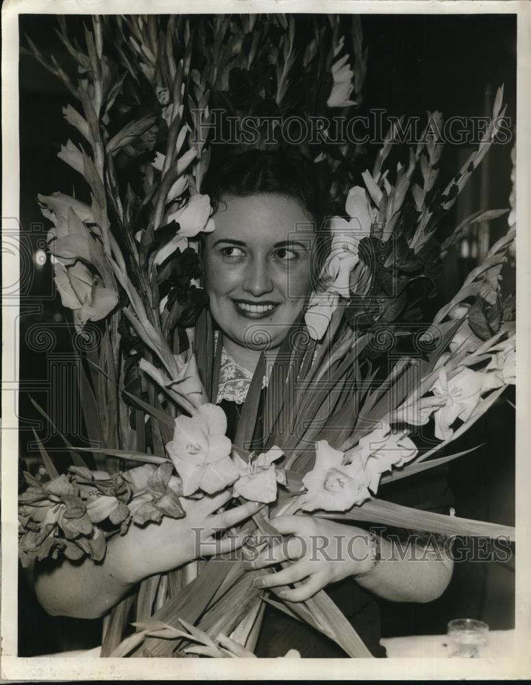 1939 Press Photo Ruth Sharkey arrives to invite Chicagoans to Gladiolus Festival - Historic Images