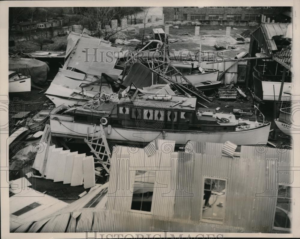 1940 Press Photo Wreckage of boat storage house on the Chicago River-Strong Wind - Historic Images