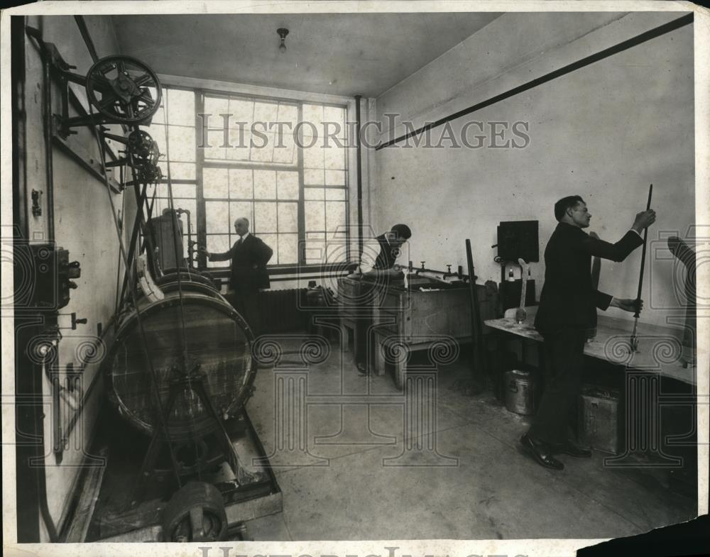 1930 Press Photo A Group Of Laundry Investigators Is Here In Laundry Laboratory - Historic Images