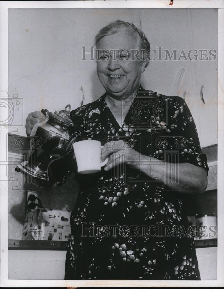 1955 Press Photo Mrs. Allen Reading of Gettysburg Pa sold farm to President - Historic Images