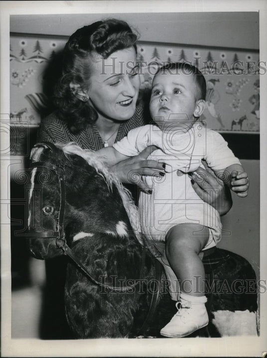 1945 Press Photo Josephine Sowa and son Kenneth Sowa submit to blood tests - Historic Images