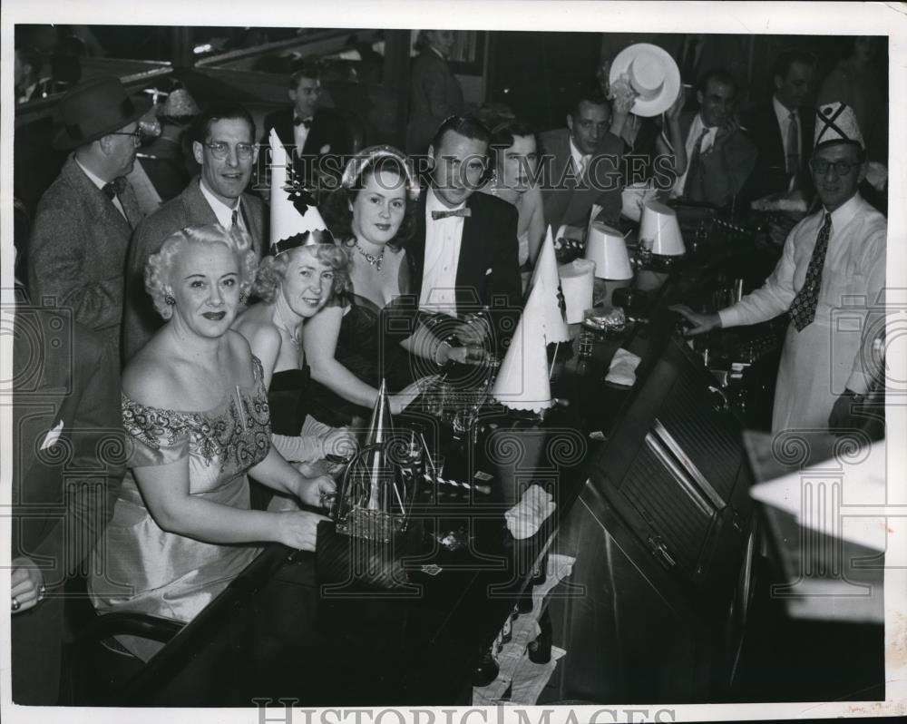 1953 Press Photo New Years Party With Friends - Historic Images