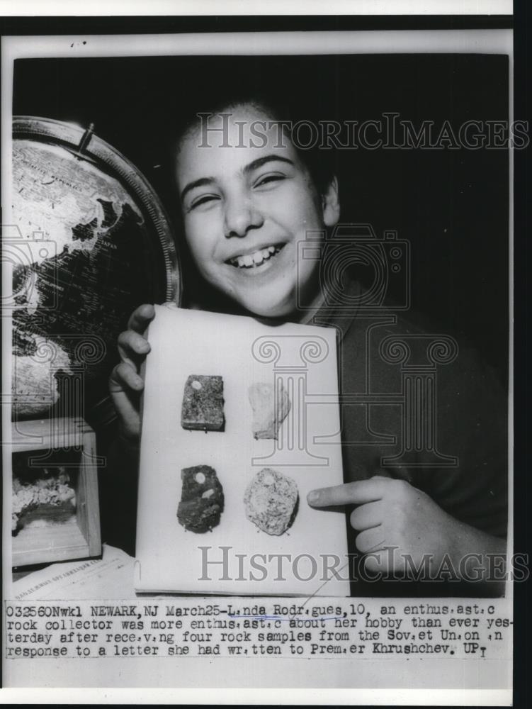 1960 Press Photo Linda Rodrigues An Enthusiastic Rock Collector - Historic Images