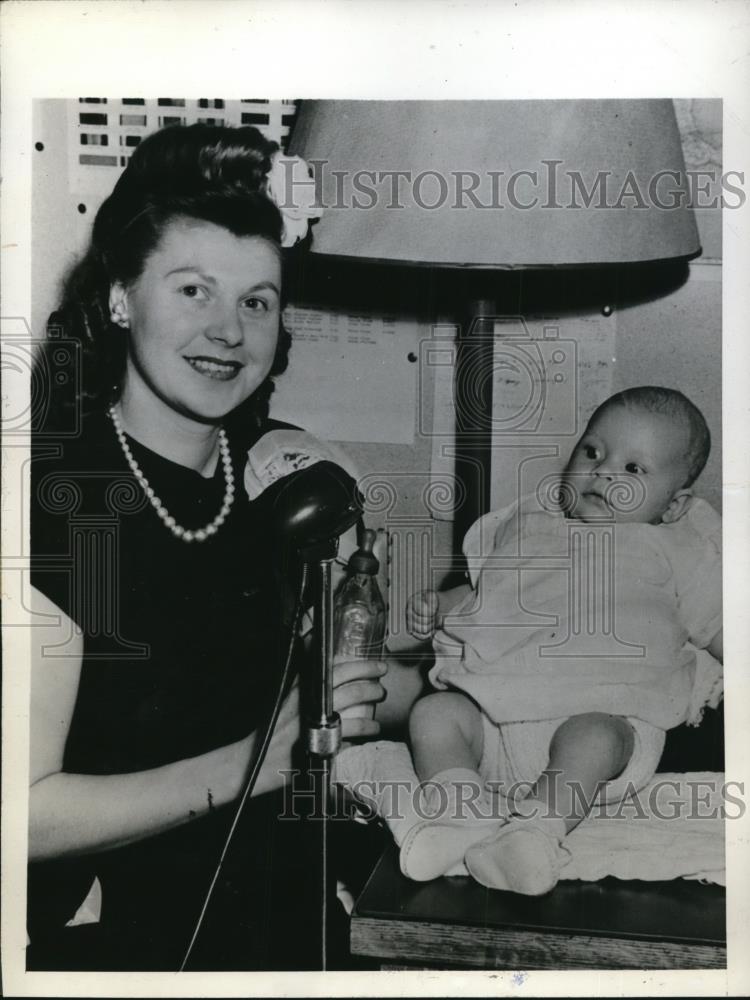 1945 Press Photo Schenectary New York Eugene Girard France Jeanie Baby - Historic Images