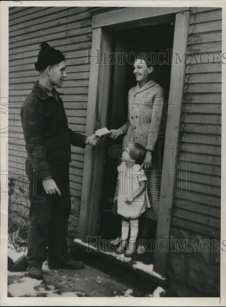 1936 Press Photo More than $50,000 in the form of food exchange cards is being - Historic Images