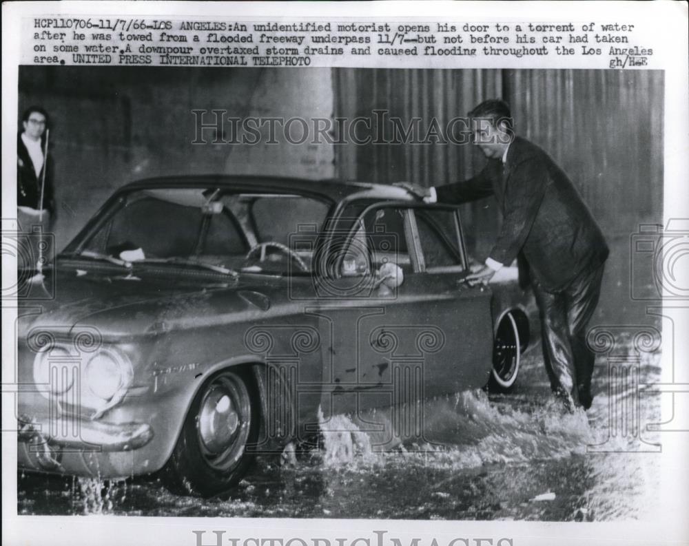 1966 Press Photo A downpour storm drains and flooding through the los angeles - Historic Images