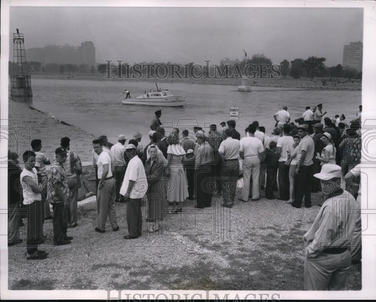 1954 Press Photo Chicago a crowd gathers to view the dragging operations - Historic Images