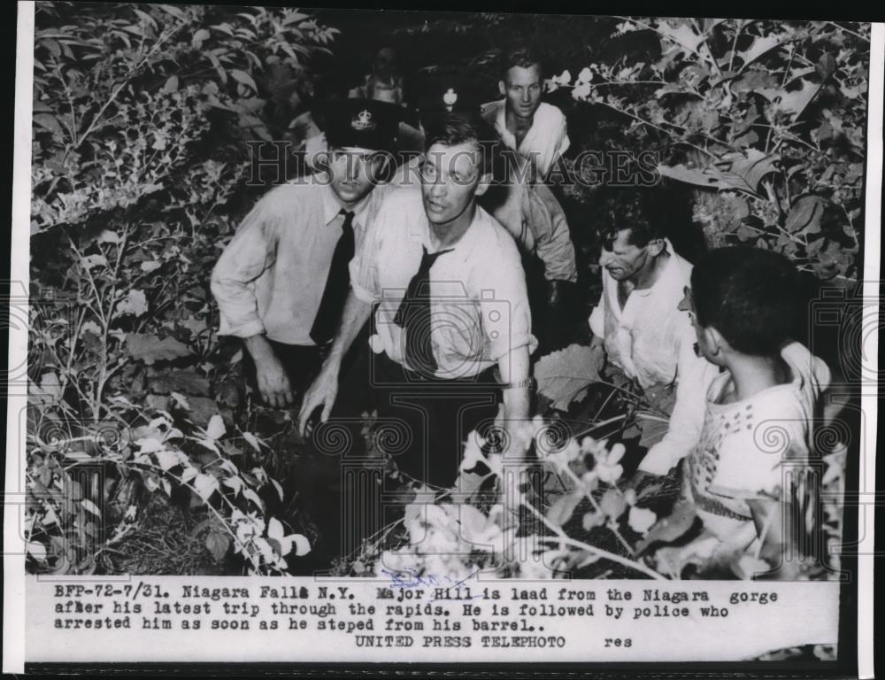 1954 Press Photo Niagra Falls NY Major Hill is led from the Niagara Gorge after - Historic Images