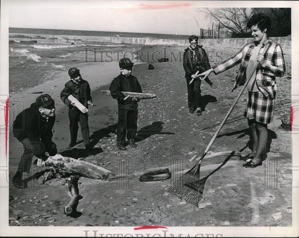 Undated Press Photo Cub Scouts Cleaning Up River Park - Historic Images