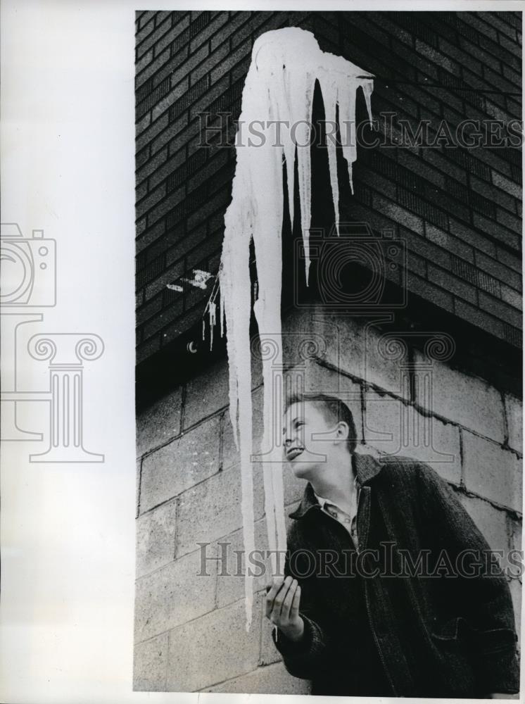 1961 Press Photo Paul Benedict handles an icicle like a cone - Historic Images