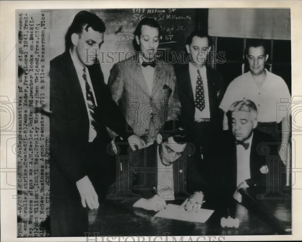 1946 Press Photo Representatives of union sign agreement to end Trolley Strike - Historic Images