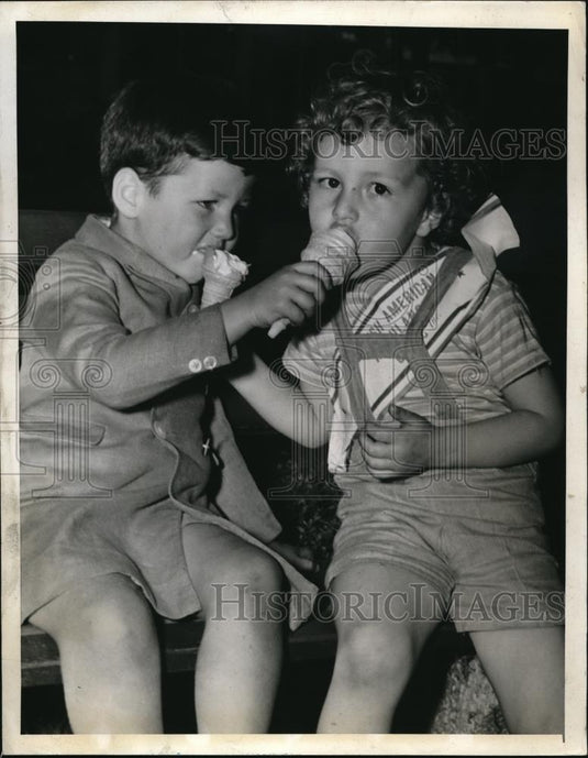 1941 Press Photo John Cecil and Sebastian Block try each other's cone - Historic Images