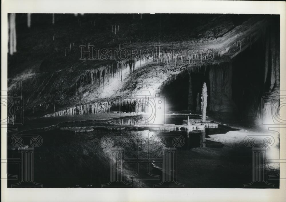1970 Press Photo Topolnita Cave Stalactites, Stalagmites, Mehedinti, Romania - Historic Images