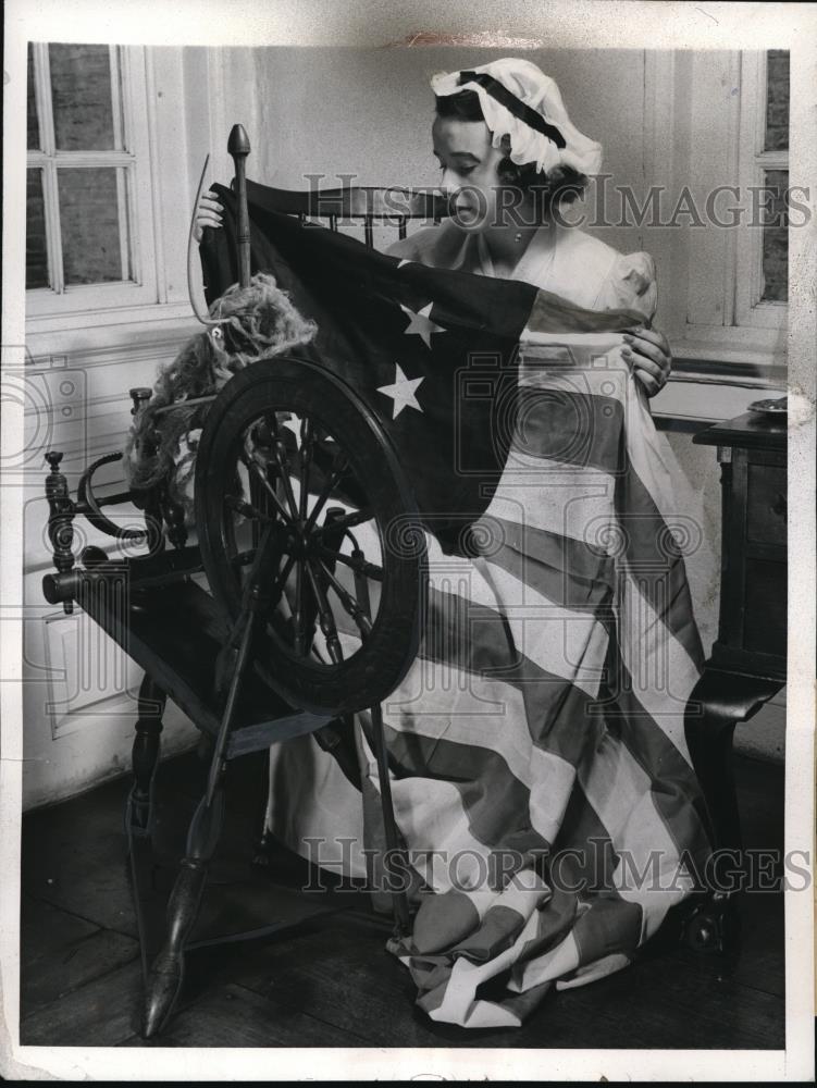 1941 Press Photo Betty Mancill making the first American flag - Historic Images