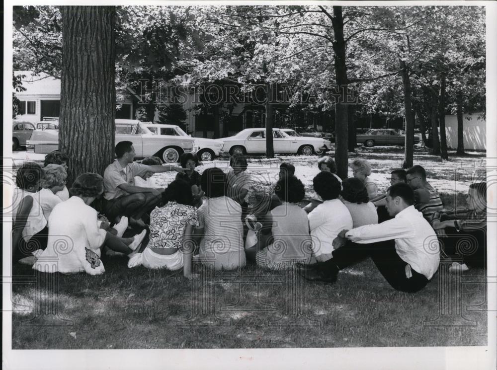 1963 Press Photo Robert Falk at Mount Union College, Ohio. - Historic Images