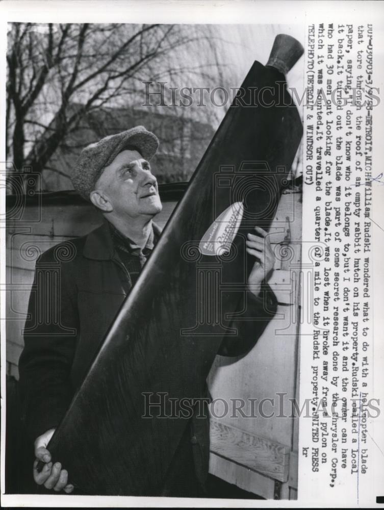 1958 Press Photo Detroit Mich William Rudski wondered what to do with a - Historic Images