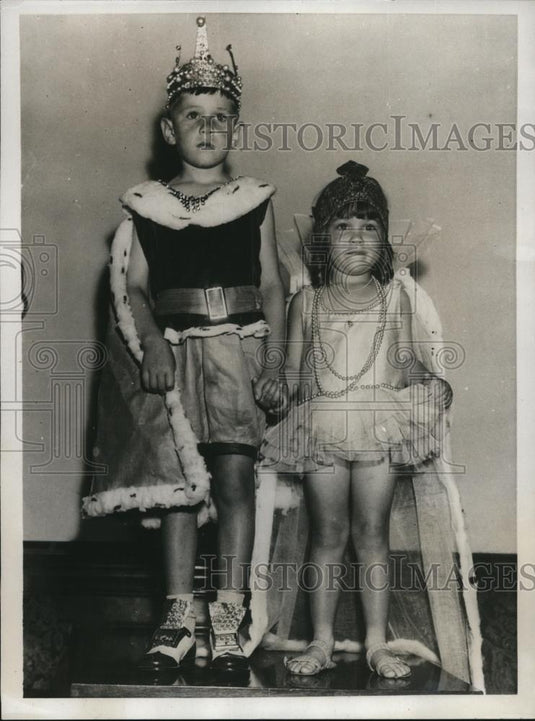 1932 Press Photo Attired in royal robes Leland Reeve and Carolyn Jeanne - Historic Images