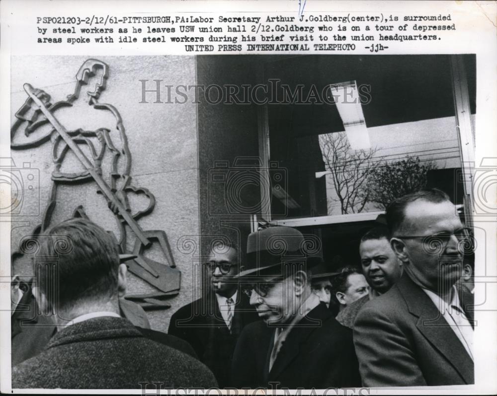 1961 Press Photo Pittsburgh, PA Arthur J Goldberh surrounded by steel workers - Historic Images