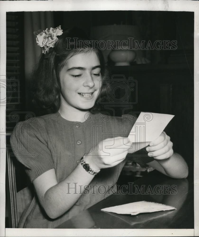 1945 Press Photo Girl Gets A Letter From Churchill - Historic Images