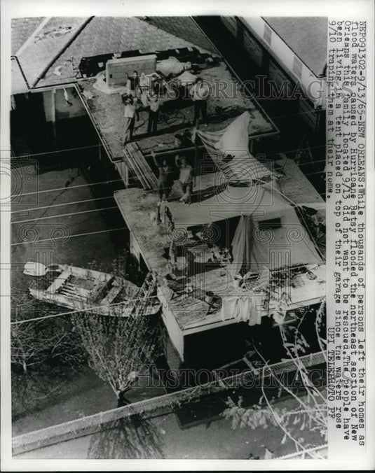 1965 Press Photo A family lives on top of their garage after not wanting to - Historic Images