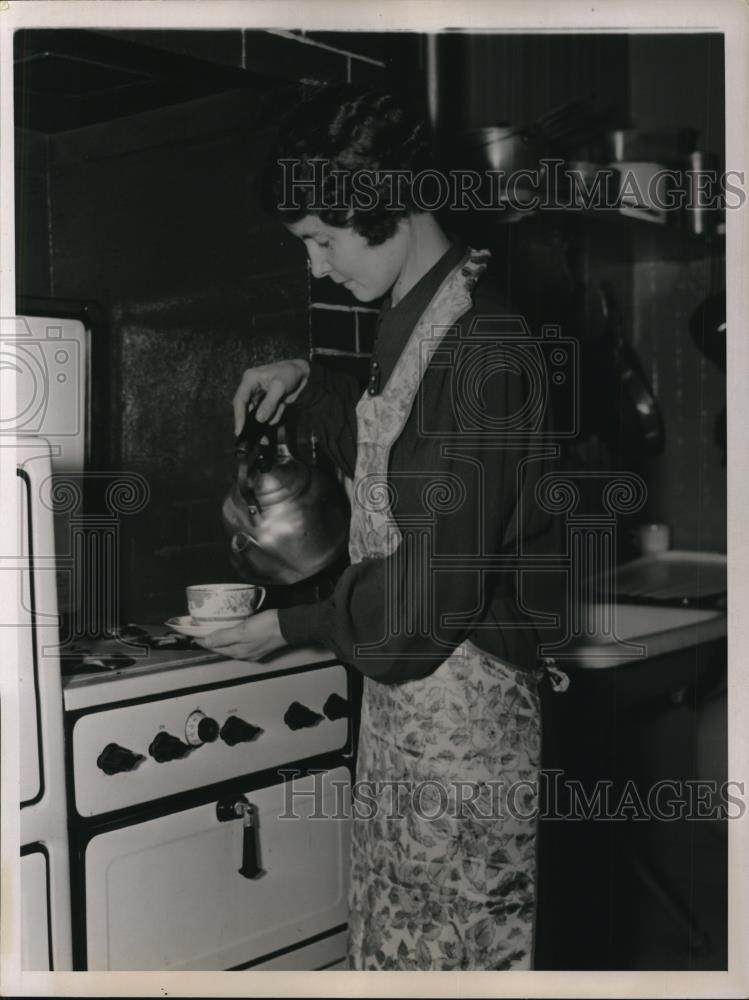 1936 Press Photo Sally Salinen at work in kitchen poring hot water for tea - Historic Images