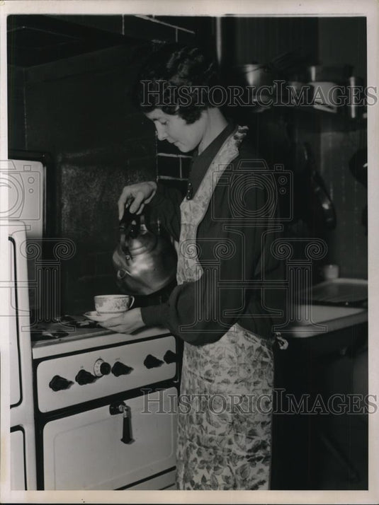 1936 Press Photo Sally Salinen at work in kitchen poring hot water for tea - Historic Images