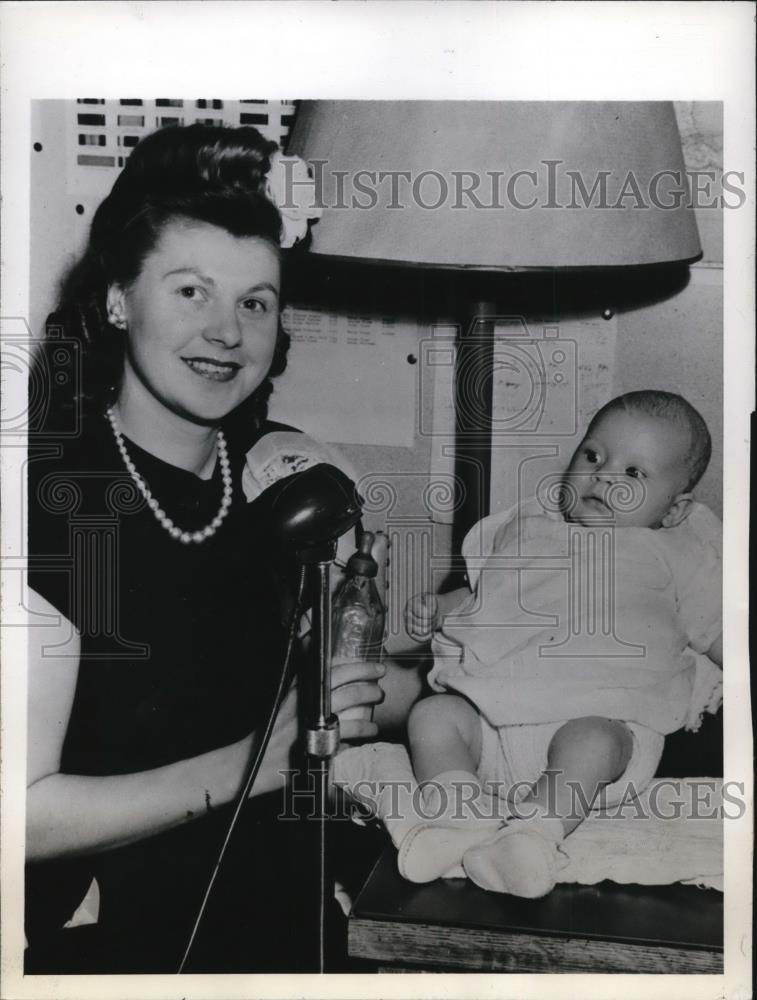 1945 Press Photo Baby Jeanie has never seen her daddy - Historic Images