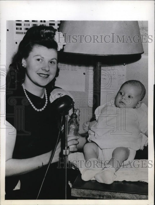 1945 Press Photo Baby Jeanie has never seen her daddy - Historic Images