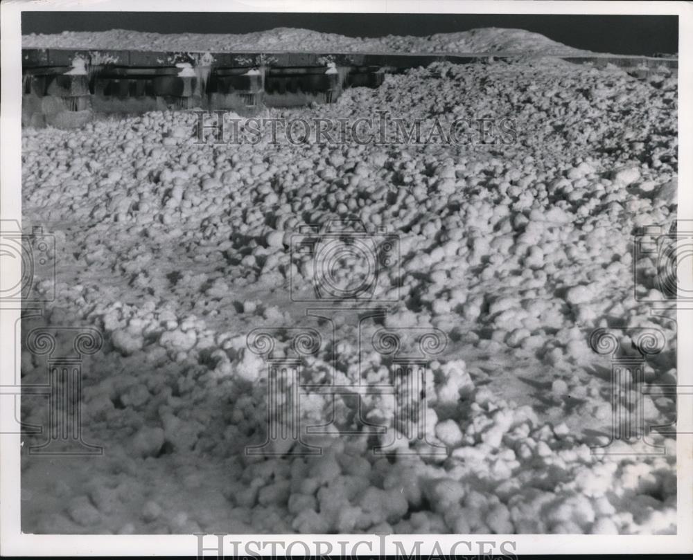 1954 Press Photo Snow Balls - Historic Images