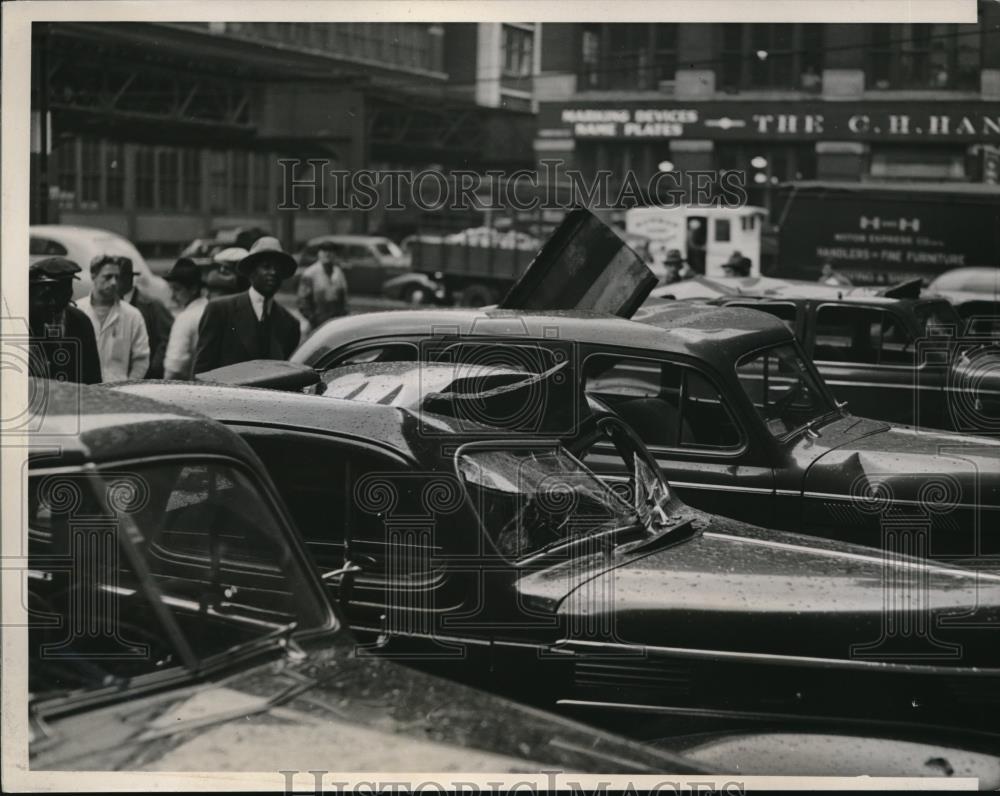 1940 Press Photo Chicago-Strong winds brought pieces of buildings to crush cars - Historic Images