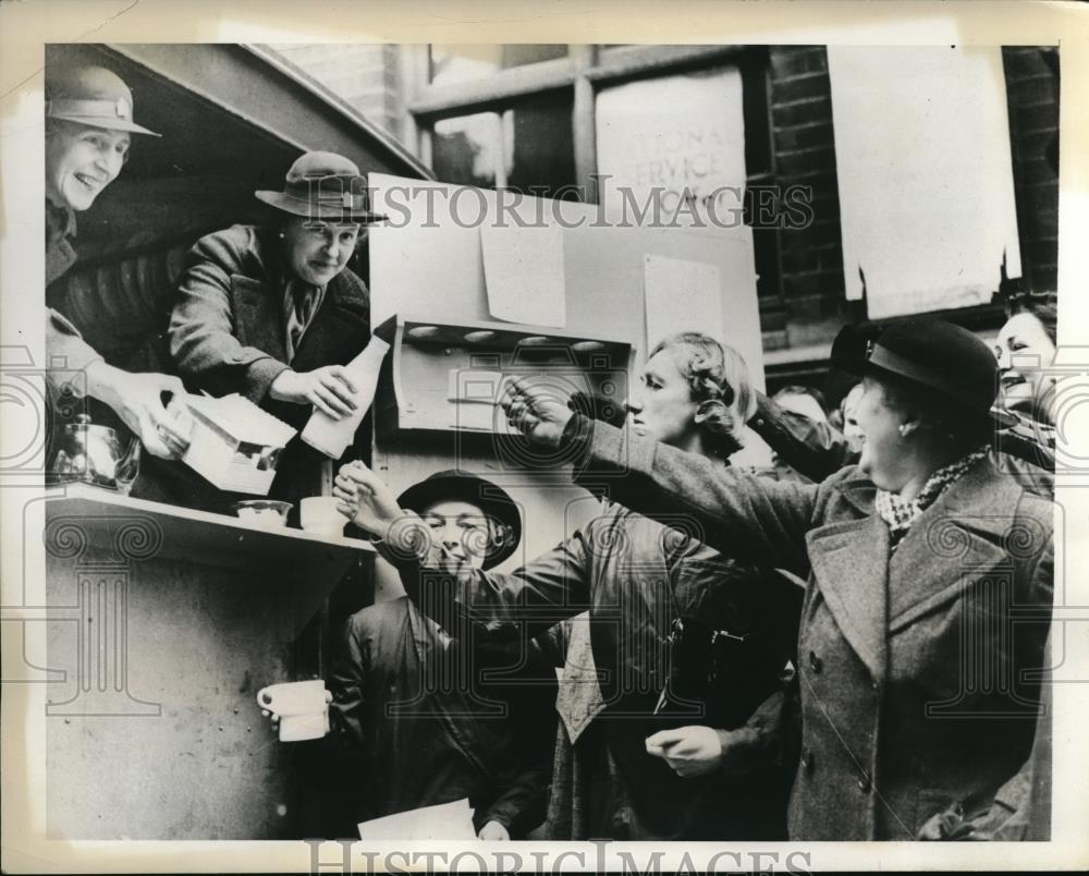 1939 Press Photo Norman Christians London England Montague Serving Tea - Historic Images